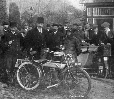 1915 1126 Gorter middelste man