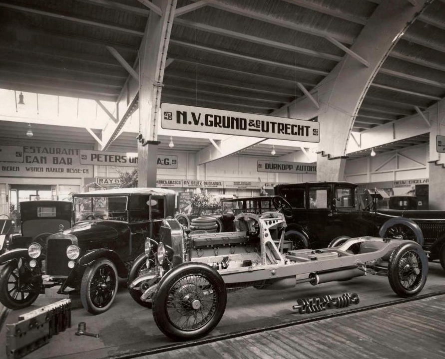 1924 RAI autotentoonstelling Isotta Fraschini en de Ansaldo worden tentoongesteld in de stand van Grund Co uit Utrecht. Amsterdam