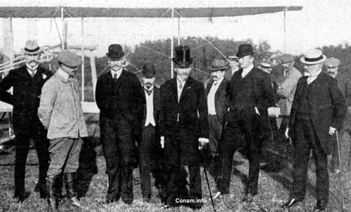 Adrian 26 De eerste vliegpogingen in 1924 van Lefebvre in Nederland met zijn Wright vlnr de heren Bakker de vli