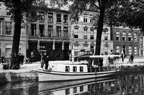 Adrian 7 In 1910 werd benzine in blik nog voor zowel autos als motorboten vanuit het magazijn geleverd