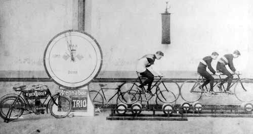 verhoeff 19030000 Repetitie in het Verkooplokaal aan de Goudsesingel voor de wedstrijden op de hometrainer tussen Jan Verhoeff en het Engelse tandemduo Max en Dohn