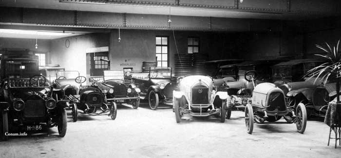 verhoeff 19200000 Interieur van de garage met v.l.n.r. Omnia Delahaye Overland nog een Omnia Napoleon en Priamus