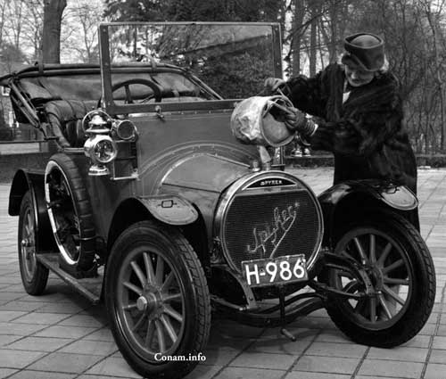 verhoeff 19600000 Belia reed sinds 1937 geen auto meer wel bezocht zij in 1960 het automuseum van Riemer in Driebergen